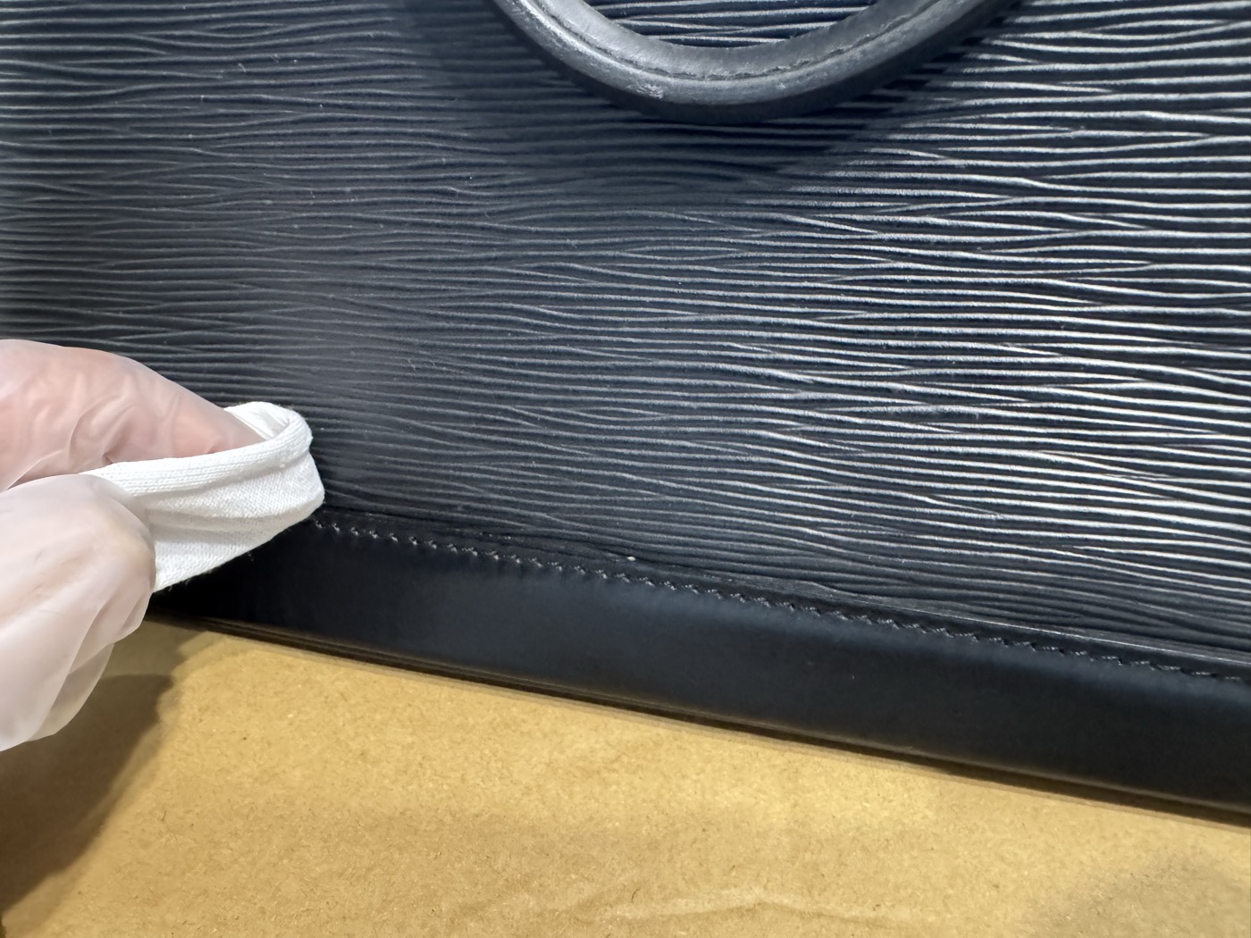 溝の部分を指を立てるように拭く