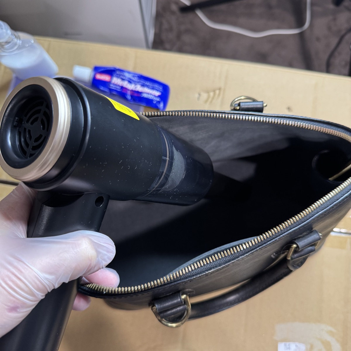 ハンディ掃除機でバッグ内部を吸う